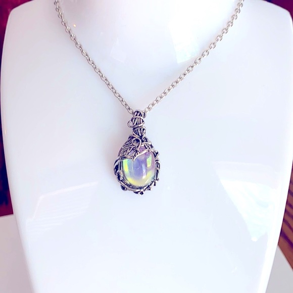 A silver necklace with pendant - Picture 2 of 3